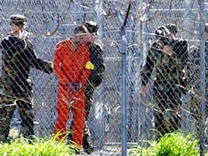 لأول مرة منذ 16 عاما معتقل سعودي بغوانتنامو يتصل مرئيا بأهله
