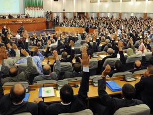 الحزب الحاكم بالجزائر يعلن فوزه بأغلبية مقاعد الغرفة الثانية للبرلمان
