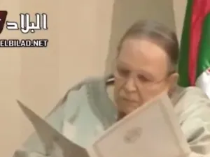 بدا بوتفليقة منهكا صحيا، يرتدي قميصا أبيض وجالسا على كرسي متحرك
