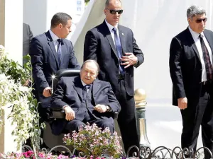 بوتفليقة على كرسي متحرك