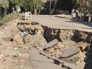 مقتل 3 أشخاص في انهيار أرضي غربي الجزائر
