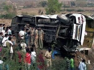 عشرة قتلى بانقلاب حافلة تقلّ مشجعي كرة قدم في الإكوادور
