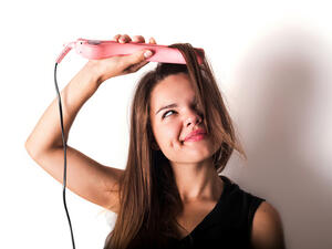 مكواة الشعر تسبّب تقصف الشعر بشكل كبير