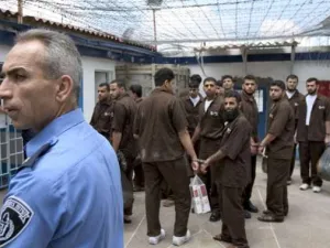 تعتقل إسرائيل 1200 فلسطيني في سجن عوفر، غربي رام الله، وسط الضفة الغربية