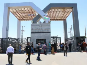 رفضت معظم الفصائل الفلسطينية في غزة قرار السلطة واعتبرته أمرا يعمّق الانقسام، و"مرفوض"