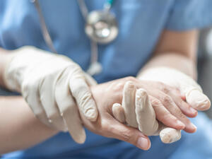 يجب ترطيب اليدين يومياً من خلال استخدام الكريمات نوعيتها جيدة
