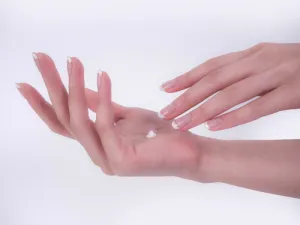 يُعد ترطيب اليد من أهم عوامل الحفاظ على شبابها ونضارتها
