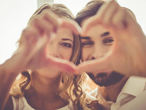 الاحتفال بعيد الزواج يخلق جو من الرومانسية بين الأزواج الاحتفال بعيد الزواج يخلق جو من الرومانسية بين الأزواج