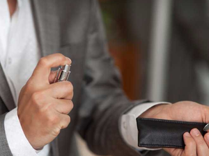 دائماً ما ينصح خبراء الموضة الرجال برش العطر مباشرةً بعد الاستحمام