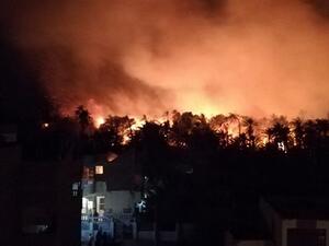 النيران تغزو قرية مصرية.. وجهود حثيثة لإخماد الحريق