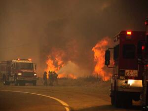 حرائق كاليفورنيا تعجز رجال الإطفاء وتجبر الآلاف على الفرار من منازلهم