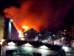 70 رجل إطفاء يكافحون حريقاً في سوق كامدن لوك الشهير في لندن