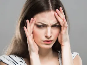 تناول الكثير من الأطعمة المالحة يمكن أن يؤديً إلى صداع الدورة الشهرية