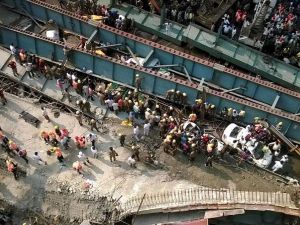 14 قتيلاً و70 جريحاً اثر انهيار جسر في كلكتا شرق الهند