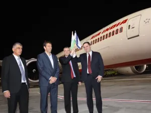 الوزير الإسرائيلي علق على الرحلة بالقول: نقيم لأول مرة مدنية مع البلد العربي الأكثر أهمية 
