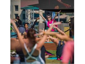 تاو بورشون لينش تبلغ من العمر 99 عاماً والتي تعد أقدم معلمة يوغا في العالم.