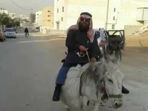 معلم يمتطي حمارا متوجها الى مدرسته