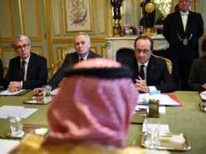 الرئيس الفرنسي فرنسوا هولاند خلال لفائه ولي العهد السعودي
