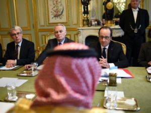 الرئيس الفرنسي فرنسوا هولاند خلال لفائه ولي العهد السعودي
