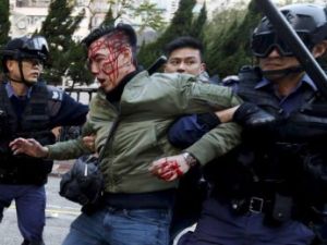  نزل عشرات الاف الاشخاص الى الشوارع في الخريف الماضي واحتلوا احياء كاملة