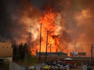 ألبرتا تعلن حالة الطوارئ مع فرار 88 ألف شخص من حرائق الغابات