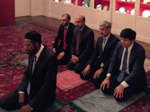 Ahmadiyya Imam Azhar Haneef (on left) and other Ahmadiyyas pray at the White House on Thursday. (Twitter/MuslimIQ)