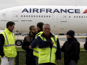 Air France employees on strike at Charles de Gaulle Airport in October 2015. (Photo: Kenzo Tribouillard, AFP)