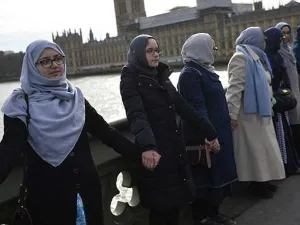 مسلمو بريطانيا يتبادلون رسائل تحذيرية من حملة  3 أبريل 