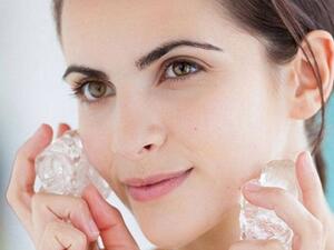 يساعد مكعب الثلج علي التقليل من وجود الهالات السوداء حول العين (shutterstock.com)
