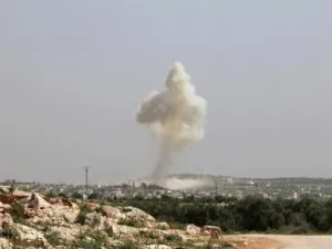دخان متصاعد نتيجة غارات جوية على محافظة إدلب

