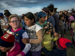 Children queue for food at the makeshift camp for migrants and refugees at the Greek-Macedonian border near the village of Idomeni on April 27, 2016. (AFP/Joe Klamar)