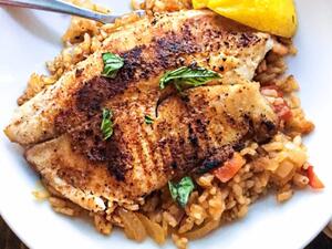 السمك المشوي مع التمر والأرز