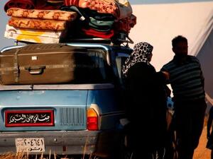 Displaced Syrians from the Daraa province fleeing shelling by pro-government forces wait in a makeshift camp to cross the Jordanian border. (AFP/ File Photo)