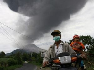 يعيش حوالي 80 ألف شخص بالقرب من البركان 