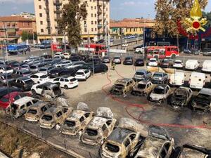 تضررت سيارات كثيرة في موقع انفجار الصهريج 