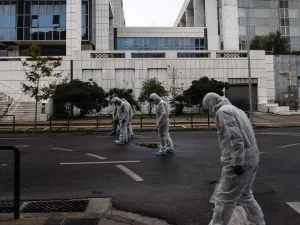 طوقت الشرطة المنطقة وعثرت على حقيبة تحتوي على مادة متفجرة خارج المبنى