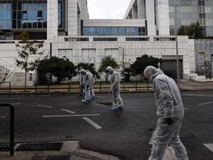 طوقت الشرطة المنطقة وعثرت على حقيبة تحتوي على مادة متفجرة خارج المبنى