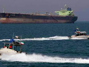 الحرس الثوري الإيراني يطلق النار مع دخول حاملة طائرات أمريكية للخليج