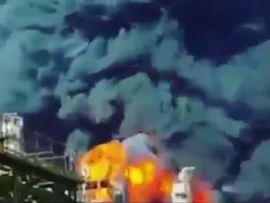 انتشر على مواقع "تويتر" للتواصل الاجتماعي شريط فيديو قيل إنه لحظة اندلاع الحريق