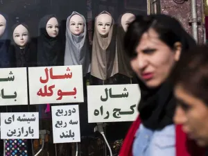 يعاقب القانون الإيراني النساء السافرات، بالحبس شهرين ودفع غرامة 50 ألف تومان (نحو 12 دولارا) 