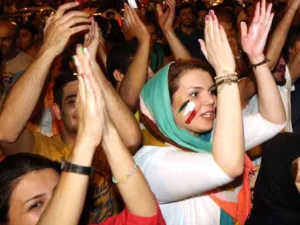 إيران تفرض غرامة على طلي النساء لأظافرهن ووضع النظارة الشمسية