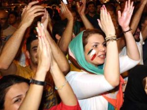 إيران تفرض غرامة على طلي النساء لأظافرهن ووضع النظارة الشمسية