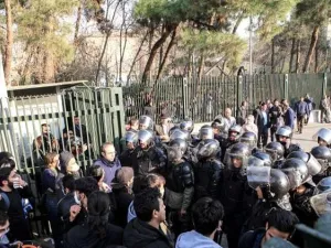 محتجون إيرانيون يهاجمون مراكز للشرطة والأوضاع تزداد تدهوراً  