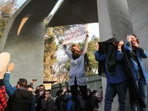 مايكل سينغ: على واشنطن أن تكف عن التودّد لـ"المعتدلين" في النظام الإيراني
