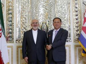 Iran's Foreign Minister Mohammad Javad Zarif (R) shakes hands with North Korea's Foreign Minister Ri Yong Ho during their meeting in the capital Tehran on August 7, 2018. (ATTA KENARE / AFP)