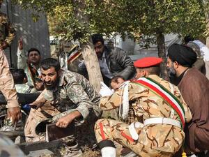 مقتل 24 شخصا واصابة 53 آخرون بجروح في اعتداء استهدف صباح السبت عرضاً عسكرياً في الأهواز