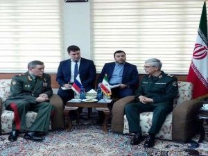رئيس الأركان الروسي الجنرال فاليري غيراسيموف ونظيره الإيراني اللواء محمد باقري