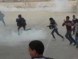 الاحتلال يطلق قنابل مسيلة للدموع على أطفال فلسطينيين