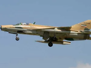 سقوط طائرة عسكرية بمدينة سروستان 