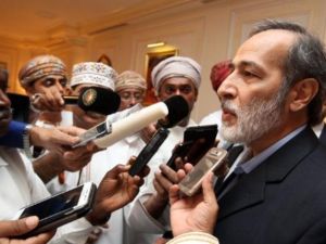 نصرة الله طاجيك لحظة وصوله مطار مسقط
